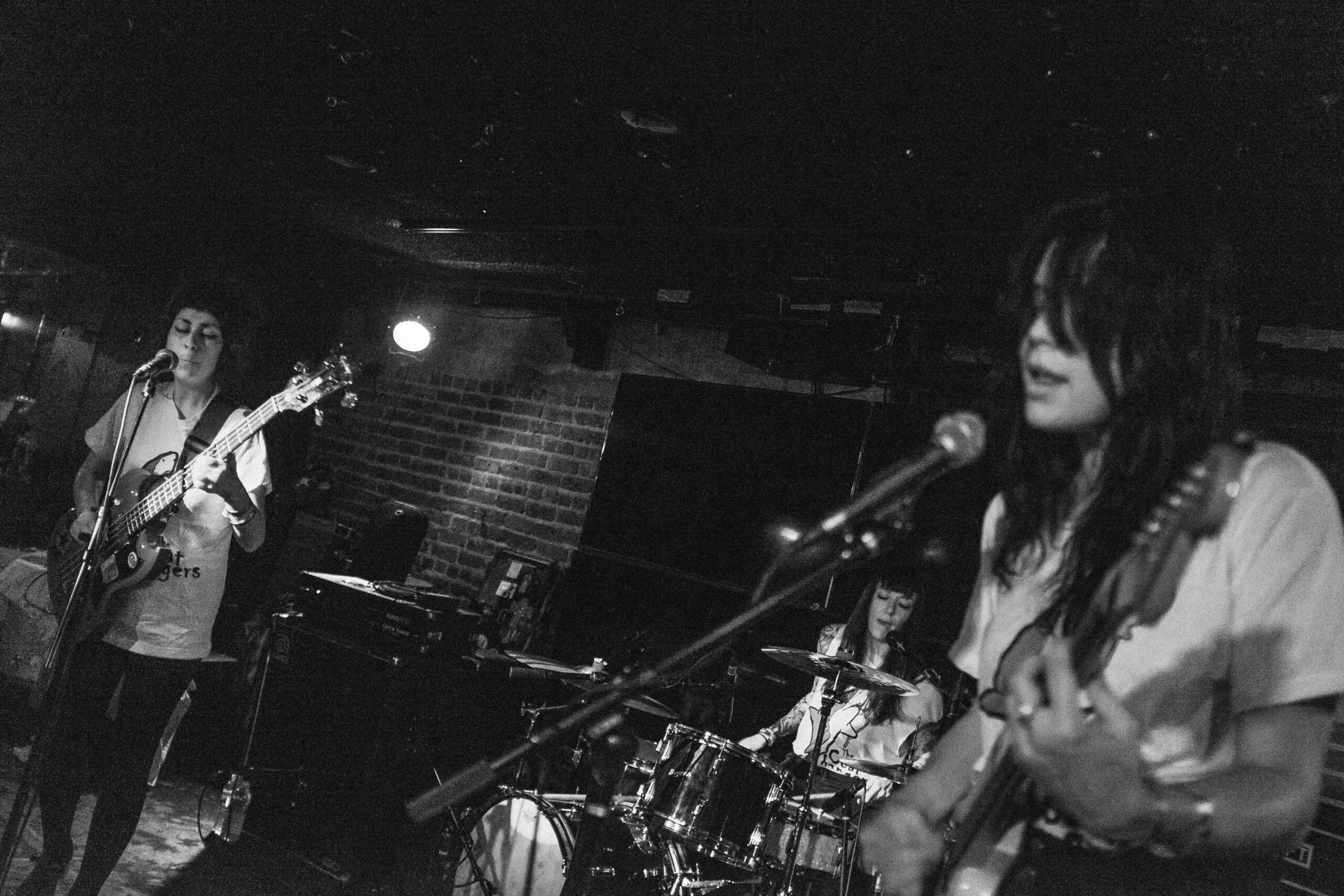 The Coathangers at Los Globos